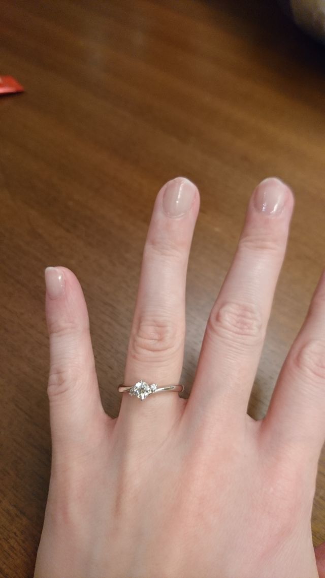 真ん中のダイヤに両サイドのプチダイヤの輝きがきれい。