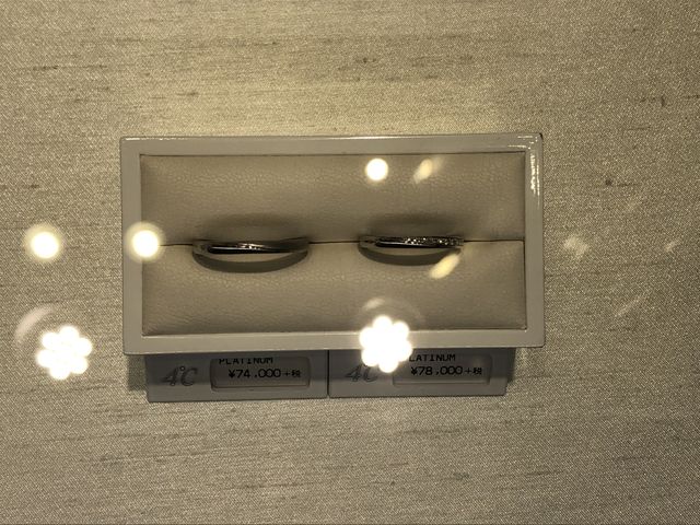 マリッジペアリングです。女性用は3つのダイヤが付いています。