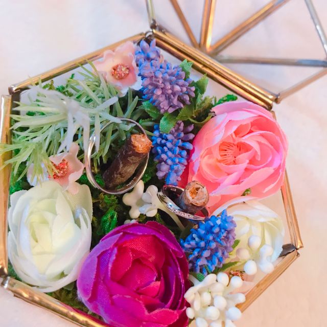 挙式では手作りリングピローにセットします