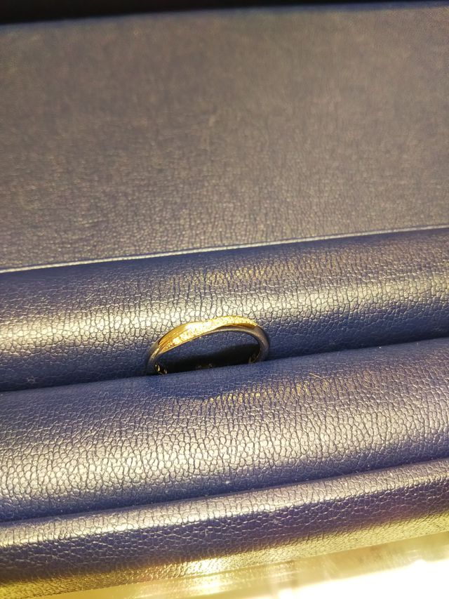 これは女性用で、彼のにはダイヤの位置に加工を入れました。