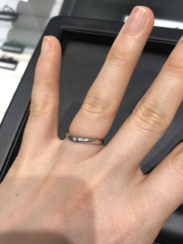 バワリー、ゆるやかなウェーブにダイヤが真ん中に入っている。