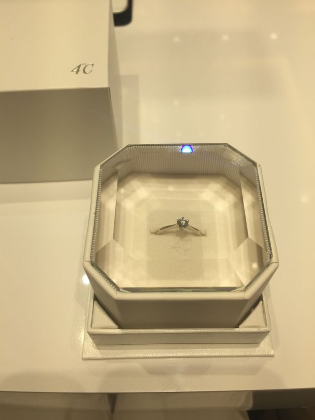 アームがダイヤに向かって細くなってるので指輪が綺麗に見えます