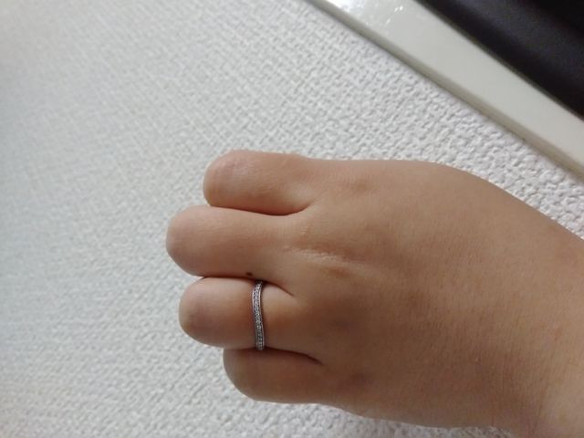 少しカーブのある半分ダイヤであとの半分はシンプルデザインです