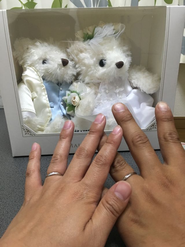 夫婦で付けた指輪。奥の人形は指輪と一緒にもらった