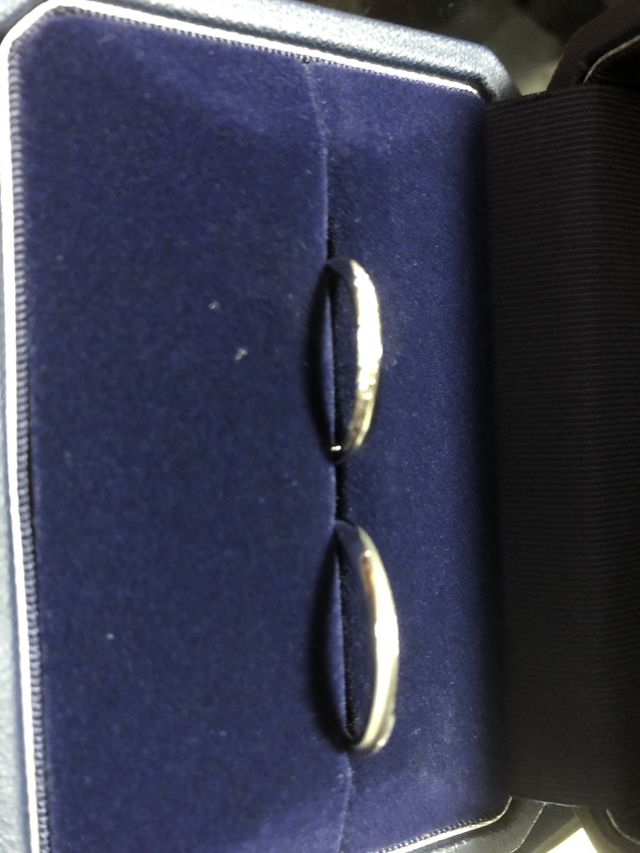 女性の方はダイヤモンドが多く見えるデザインです。