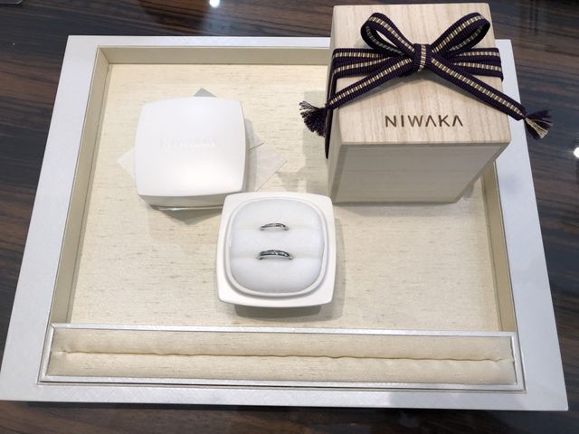 指輪を受け取った時にお店で撮らせていただいた写真です。