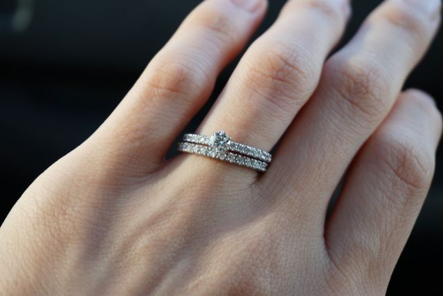 婚約指輪と結婚指輪を合わせて付けた写真です。