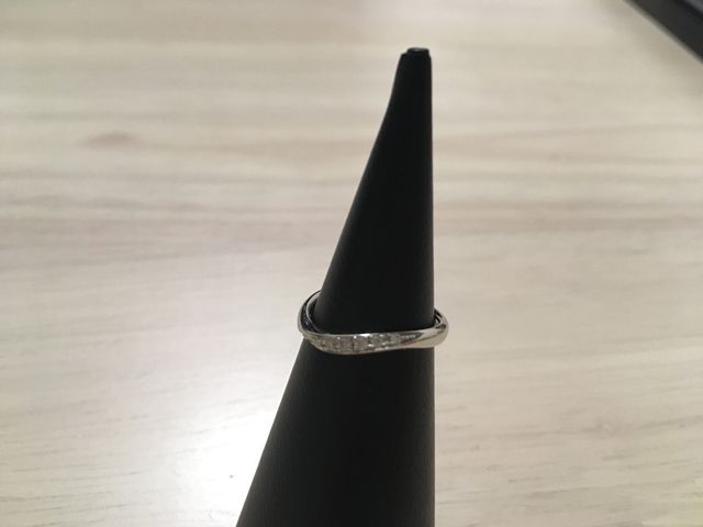 婚約指輪がない分普段使いできる程度にダイヤを。