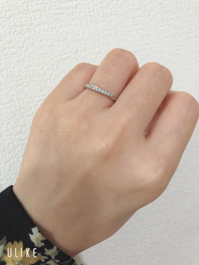 細身のデザインで婚約指輪とも合わせやすいデザイン