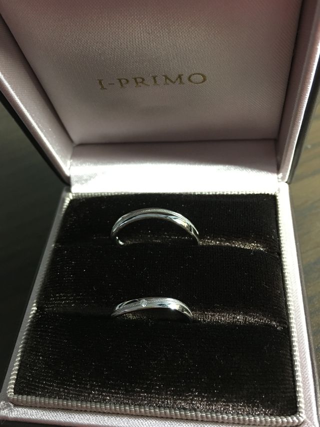 ゆるいウェーブの形状で、中央に一周デザインがあります。