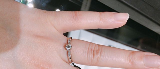 ダイヤが光る婚約指輪