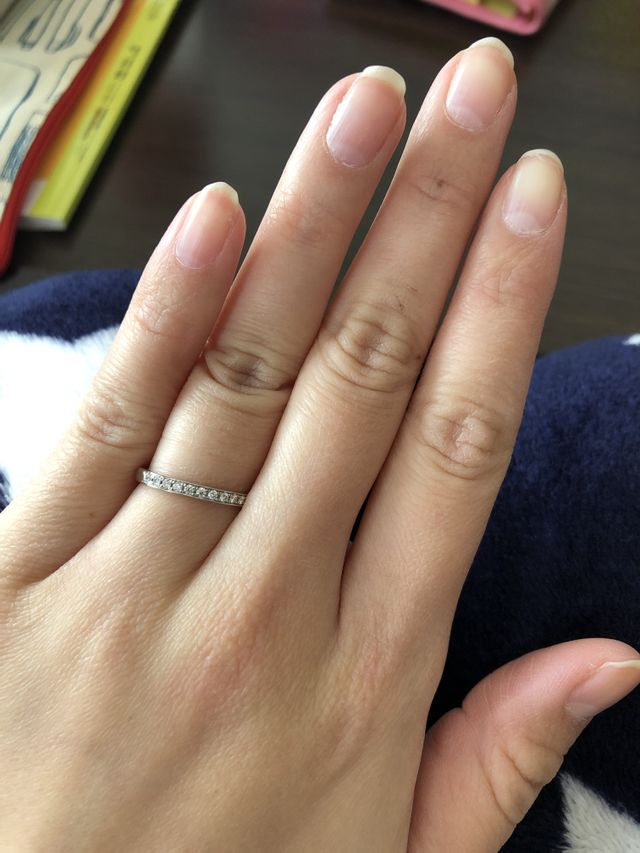 シンプルである中に輝くダイアモンドが高級感を出してくれます。