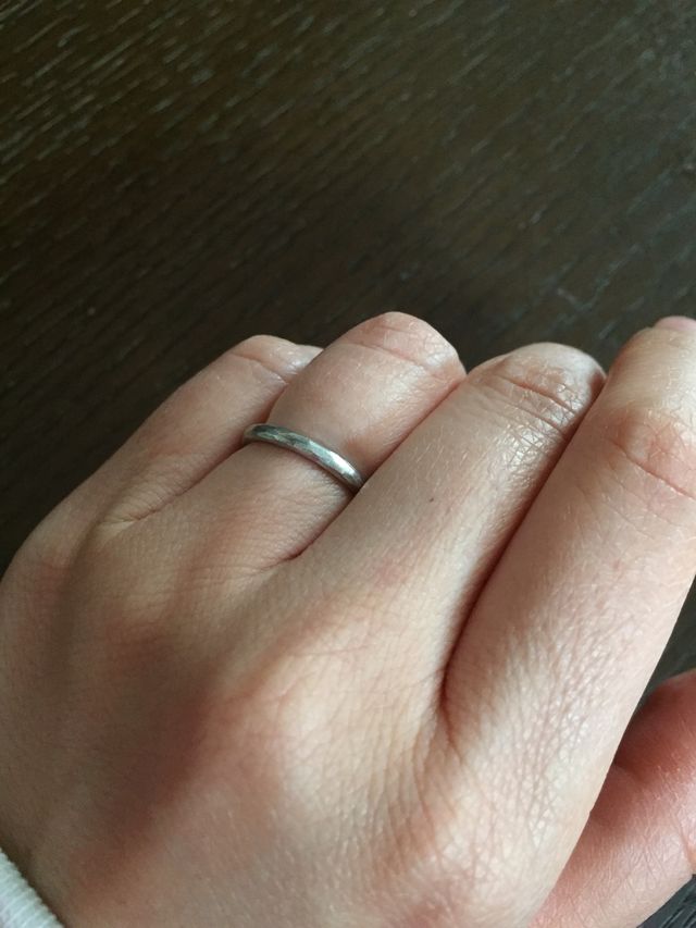 マットなシルバーで、タタキが入ったリングです。