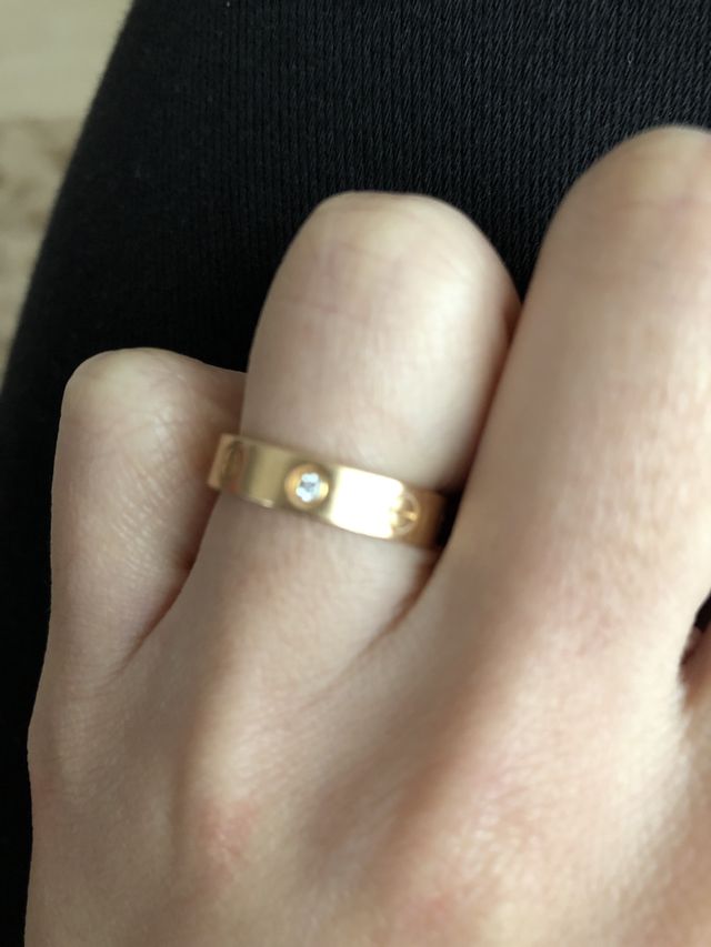 一般的なカルティエのマークにダイヤが入っているものです