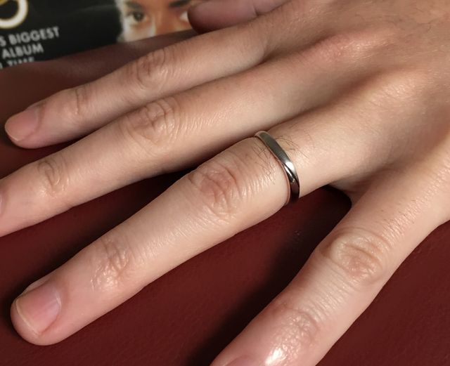 男性用はラインがはっきり見えるようマット加工に