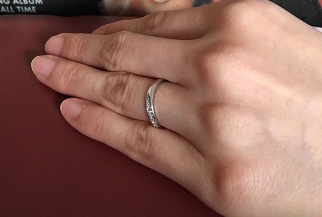 華奢でシンプルだけど斜めにダイヤモンドのラインが素敵