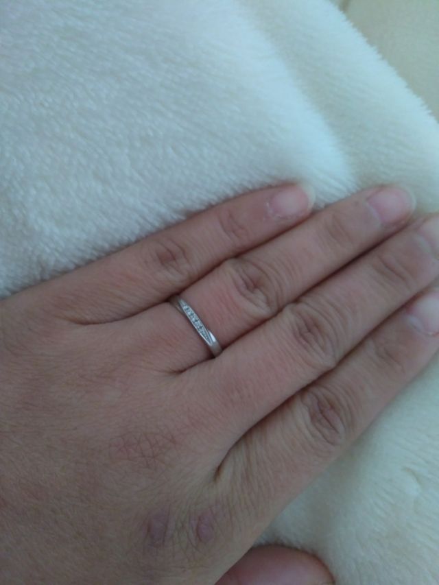 ダイヤが5石ついたシンプルなマリッジリング