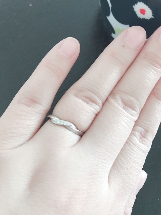 少しひねりのあるデザインで小粒のダイヤが５つ付いてます