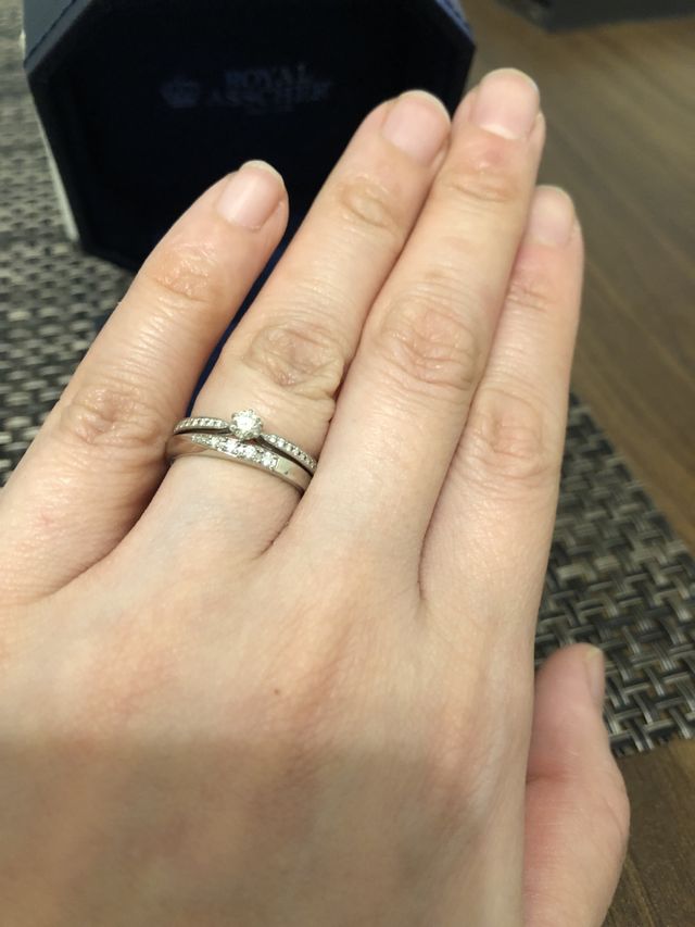 婚約指輪と重ねたらこんな感じ