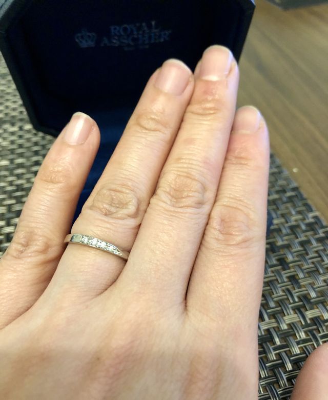 結婚約指輪との重ね付けしたく華奢なタイプを