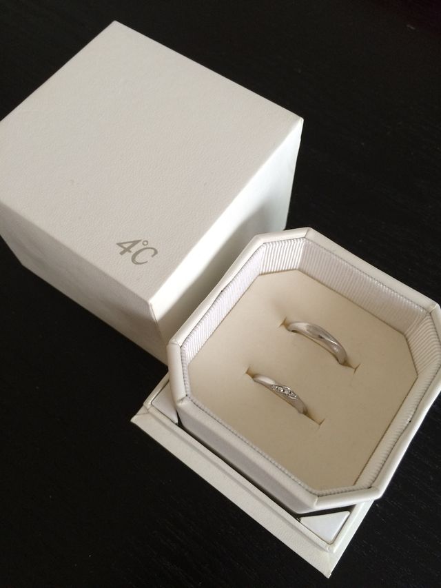 箱に入った結婚指輪の様子です