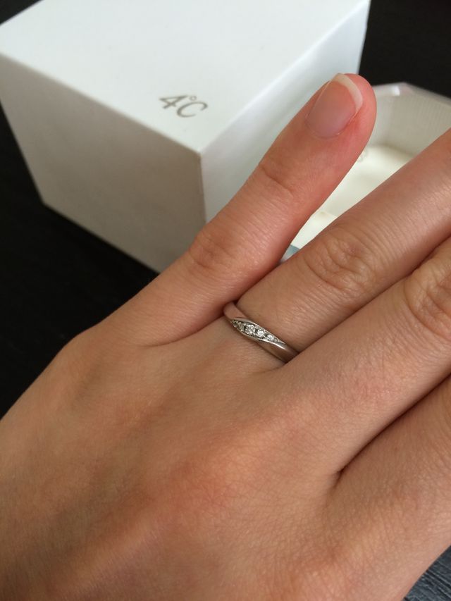 結婚指輪をはめた状態です