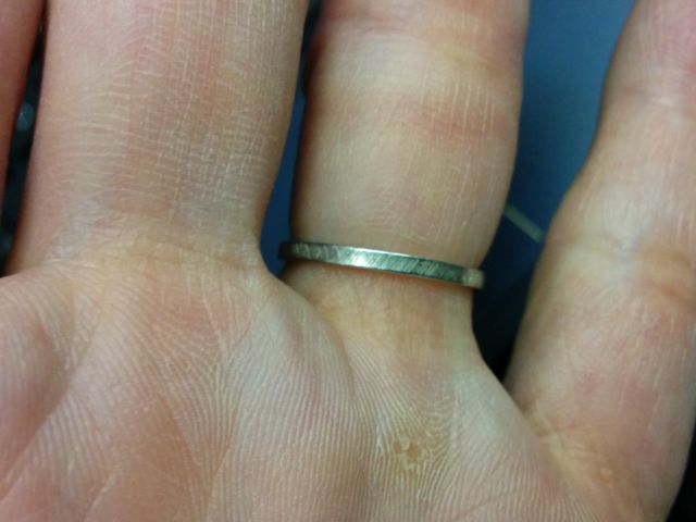 プラチナ製の細めのリング、細かな刻みが入ったデザインです