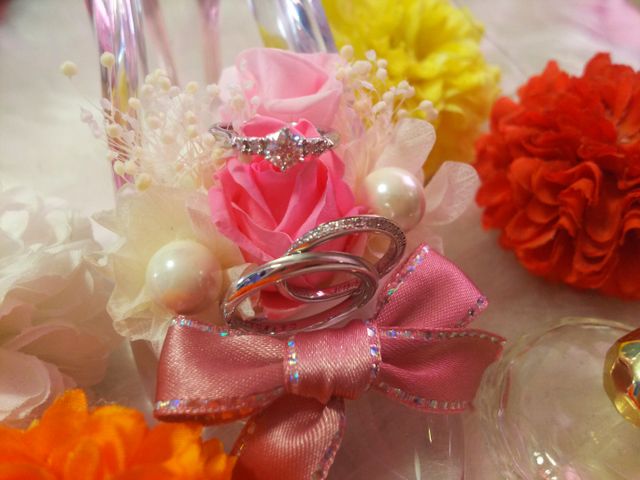 結婚指輪に同じシリーズのものがあり組み合わせてつけられます。