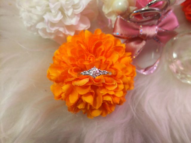 トップのダイヤモンドのサイドにメレダイヤがついています。