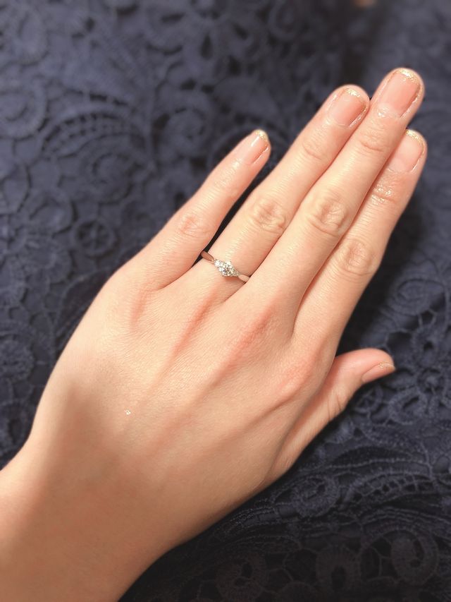 左右にメレダイヤが付いているのがお気に入りです。