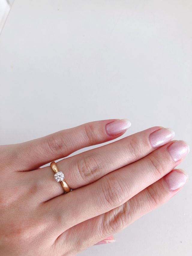 リングはピンクゴールド。ダイヤ部分に向けくびれている。