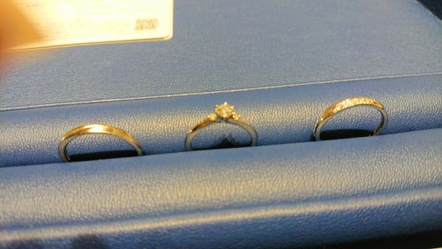 真ん中が婚約指輪です。
写真より実物はキラキラしてます♪