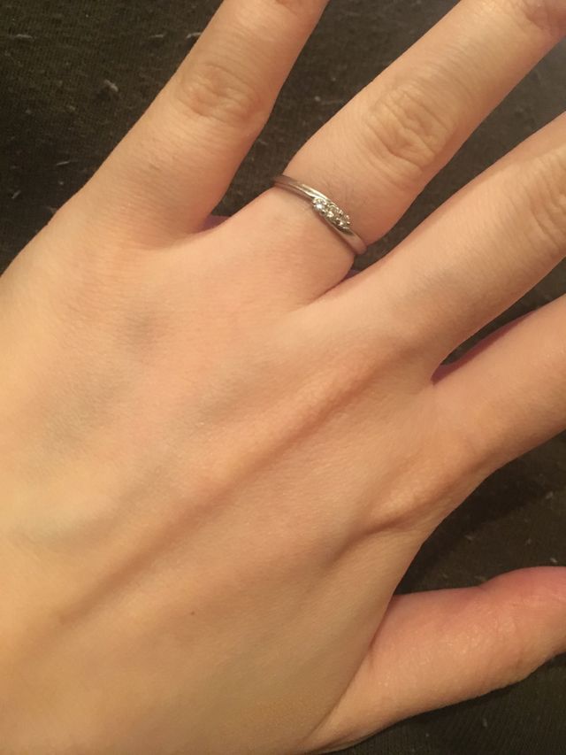 細いリングのシンプルなデザインです。