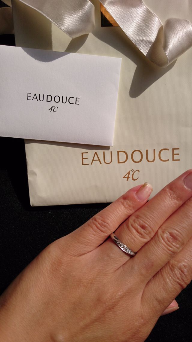 埋込みのダイヤの輝きにうっとりします。服装などは選びません。