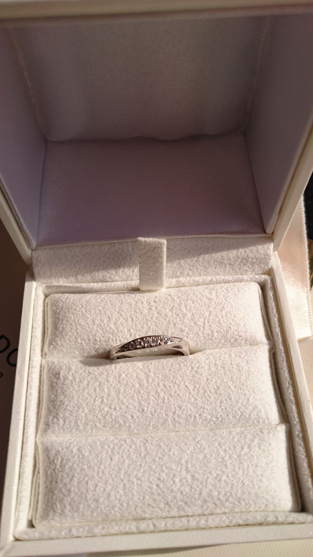 女性用。アシメントリーなデザインで指も綺麗に見えます。