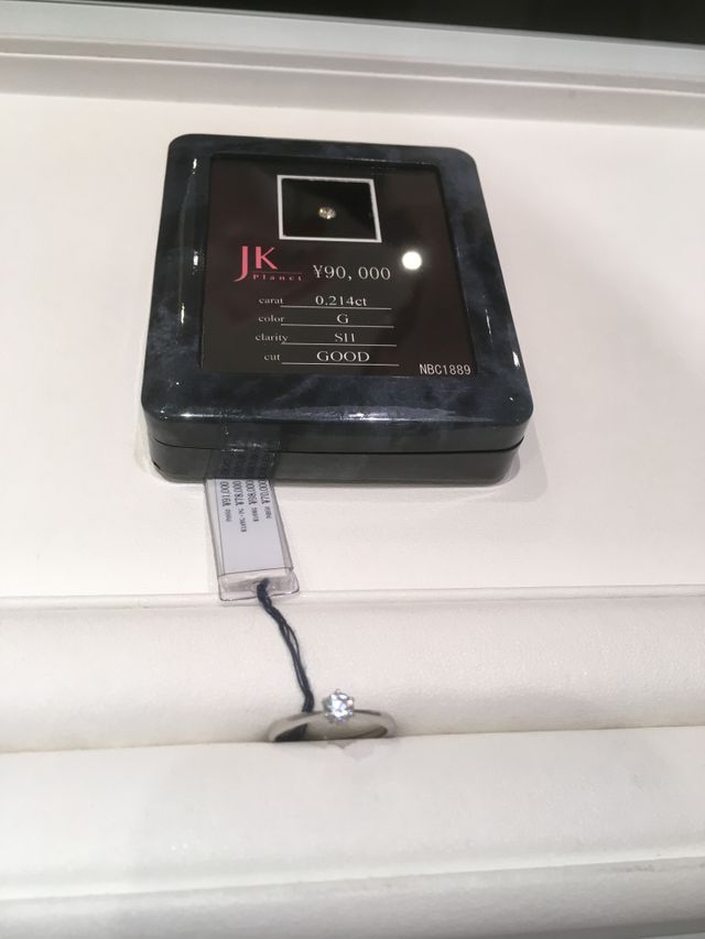 希望してたデザインとダイヤを、見せてもらいました。