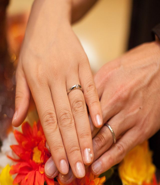 シンプルでゆったりしたカーブのフォルムが指を綺麗にみせます。