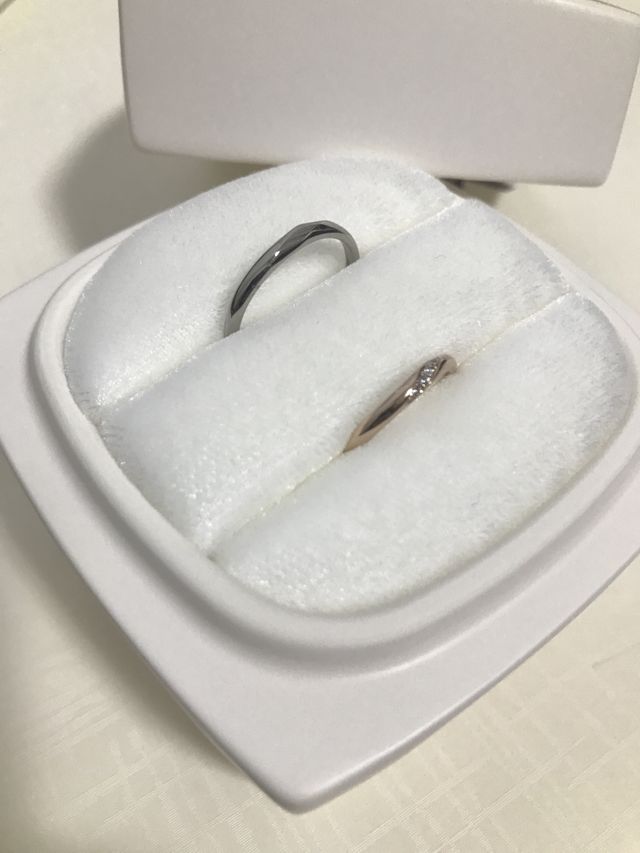 手が綺麗に見えて、上品です。2人とも即決でした。