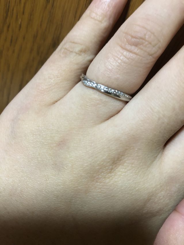 指輪が細いので、指が綺麗に見えます