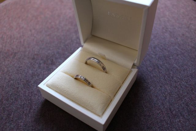 TASAKIの結婚指輪です。異なるラインから選びました。