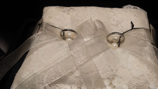 珍しいデザインレース調。男性はセット感を中央ミル打ちで。