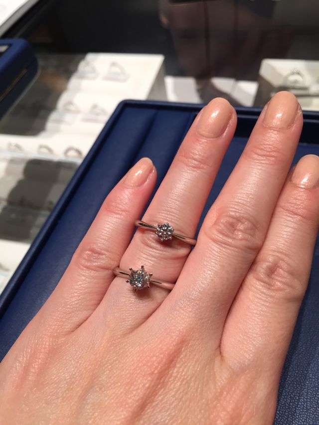 上下は同じデザインの指輪のカラット違いです