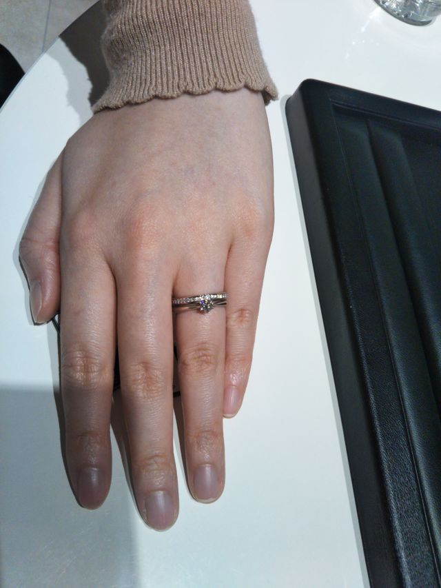 セットリングです。デザインがとても気に入りました。