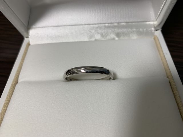 斜めのラインが2本入ったシンプルなリングです
