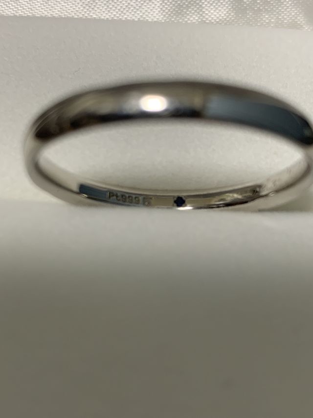 内側には硬度の証Pt999の刻印と選べる宝石（サファイア）
