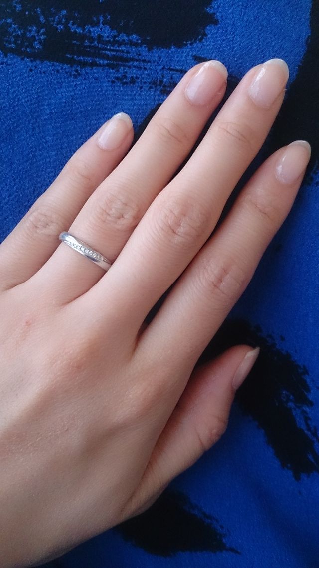 斜めにダイアモンドが装飾されたシンプルな指輪です。