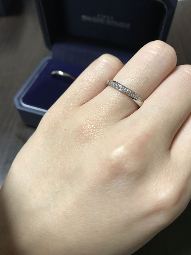 ウェーブタイプで斜めにダイヤが入っている