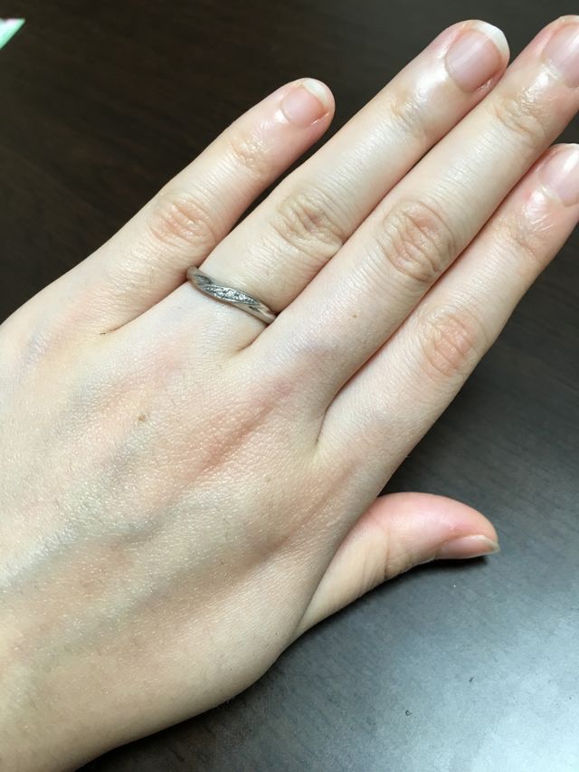 ダイヤが3粒ついていて、細めのデザインです。