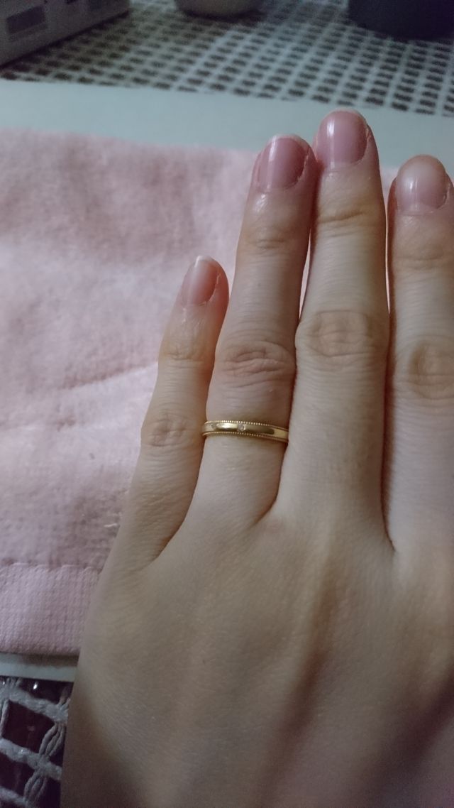 イエローゴールドに上下ミル打ちを施して、正面にダイヤを入れた