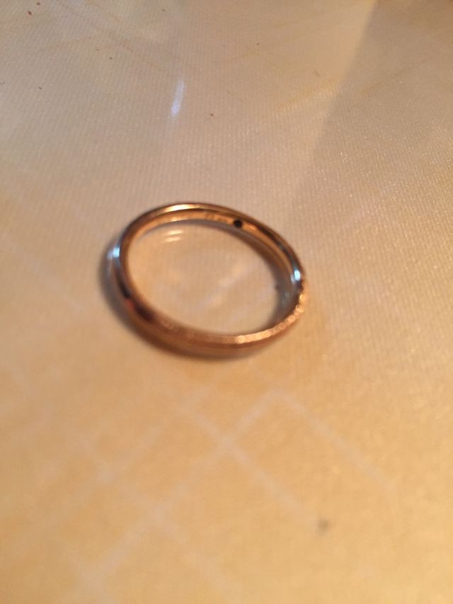 裏側に幸せの象徴ブルーのストーンがサービスで付けてもらえる。